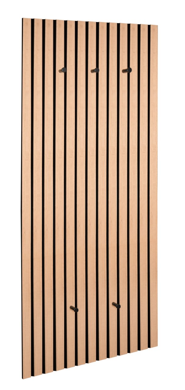 Wandgarderobe mit vertikalen Holzlatten und schwarzen Haken, seitliche Perspektive