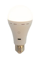 Akku-Leuchtmittel in Frontalansicht mit USB-Anschluss und E27-Sockel