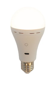 Akku-Leuchtmittel in Frontalansicht mit USB-Anschluss und E27-Sockel