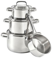 Stapel von vier glänzenden Edelstahltöpfen mit Griffen, seitliche Perspektive