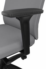 Nahaufnahme eines grauen Drehstuhls mit schwarzer Armlehne, seitliche Perspektive