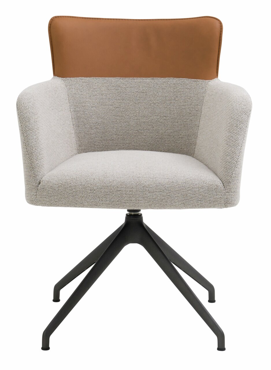 Moderne fauteuil met lichtgrijze stoffen bekleding en een bruine lederen rugleuning, op een zwart metalen onderstel, vooraanzicht.
