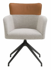 Moderne fauteuil met lichtgrijze stoffen bekleding en een bruine lederen rugleuning, op een zwart metalen onderstel, vooraanzicht.