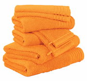 Ein Stapel von leuchtend orangefarbenen Handtüchern, seitliche Perspektive.