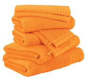 Ein Stapel von leuchtend orangefarbenen Handtüchern, seitliche Perspektive.