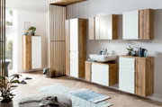 Moderner Midischrank 65 cm in Holzoptik mit weißen Fronten, seitliche Perspektive