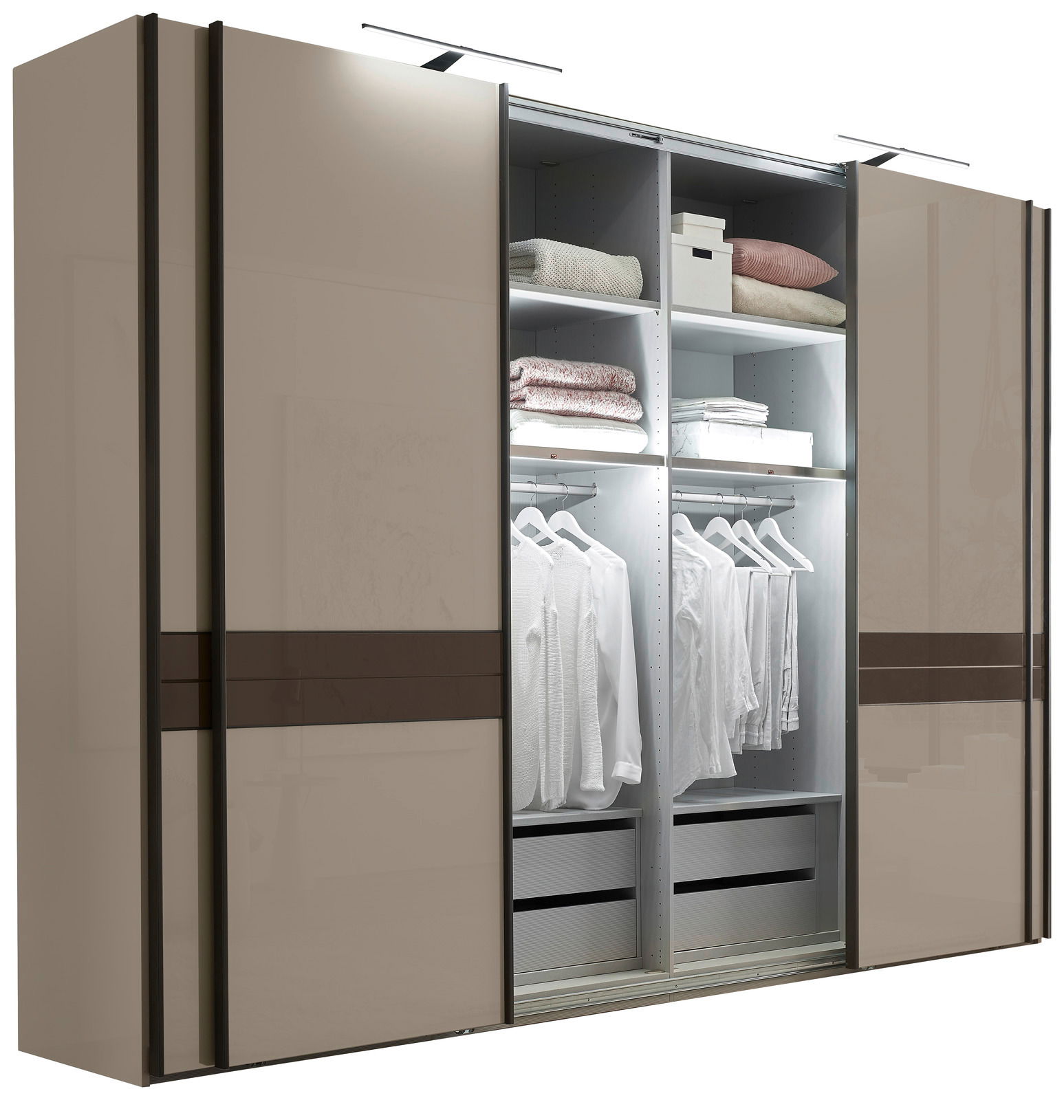 Moderner Schwebetürenschrank mit offener Tür, zeigt Innenraum mit Kleiderstangen, Regalen und Schubladen, seitliche Perspektive