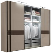 Moderner Schwebetürenschrank mit offener Tür, zeigt Innenraum mit Kleiderstangen, Regalen und Schubladen, seitliche Perspektive