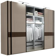 Moderner Schwebetürenschrank mit offener Tür, zeigt Innenraum mit Kleiderstangen, Regalen und Schubladen, seitliche Perspektive