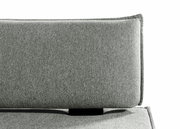 Nahaufnahme einer grauen Stoffbank mit Rückenlehne, seitliche Perspektive