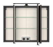 Geöffneter Spiegelschrank mit drei Türen und Glasregalen, Frontansicht