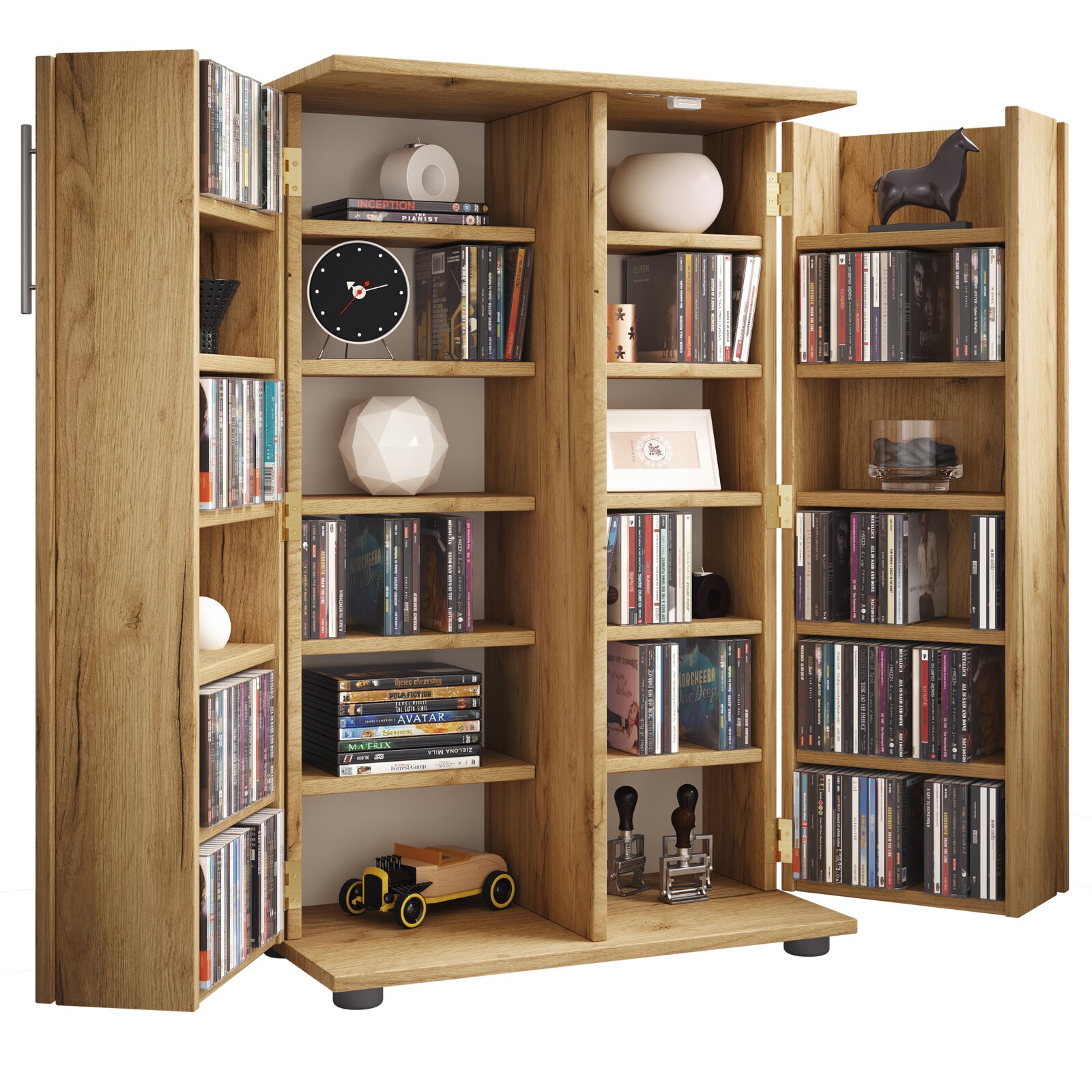 Geöffneter Holzschrank im Eiche-Look mit mehreren Regalfächern und zwei Türen, gefüllt mit CDs, DVDs und Dekoobjekten; Perspektive: frontale Ansicht mit leichtem Blick von links.