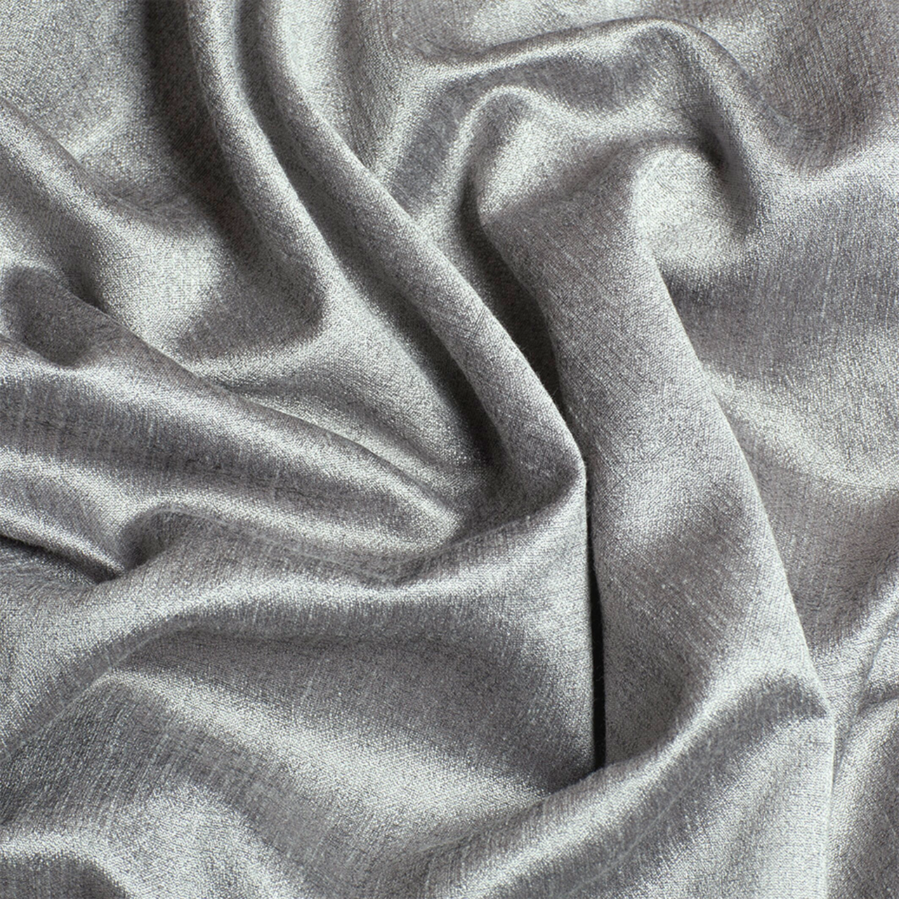 Grauer Ösenvorhang aus strukturiertem Stoff in Nahaufnahme