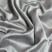 Grauer Ösenvorhang aus strukturiertem Stoff in Nahaufnahme