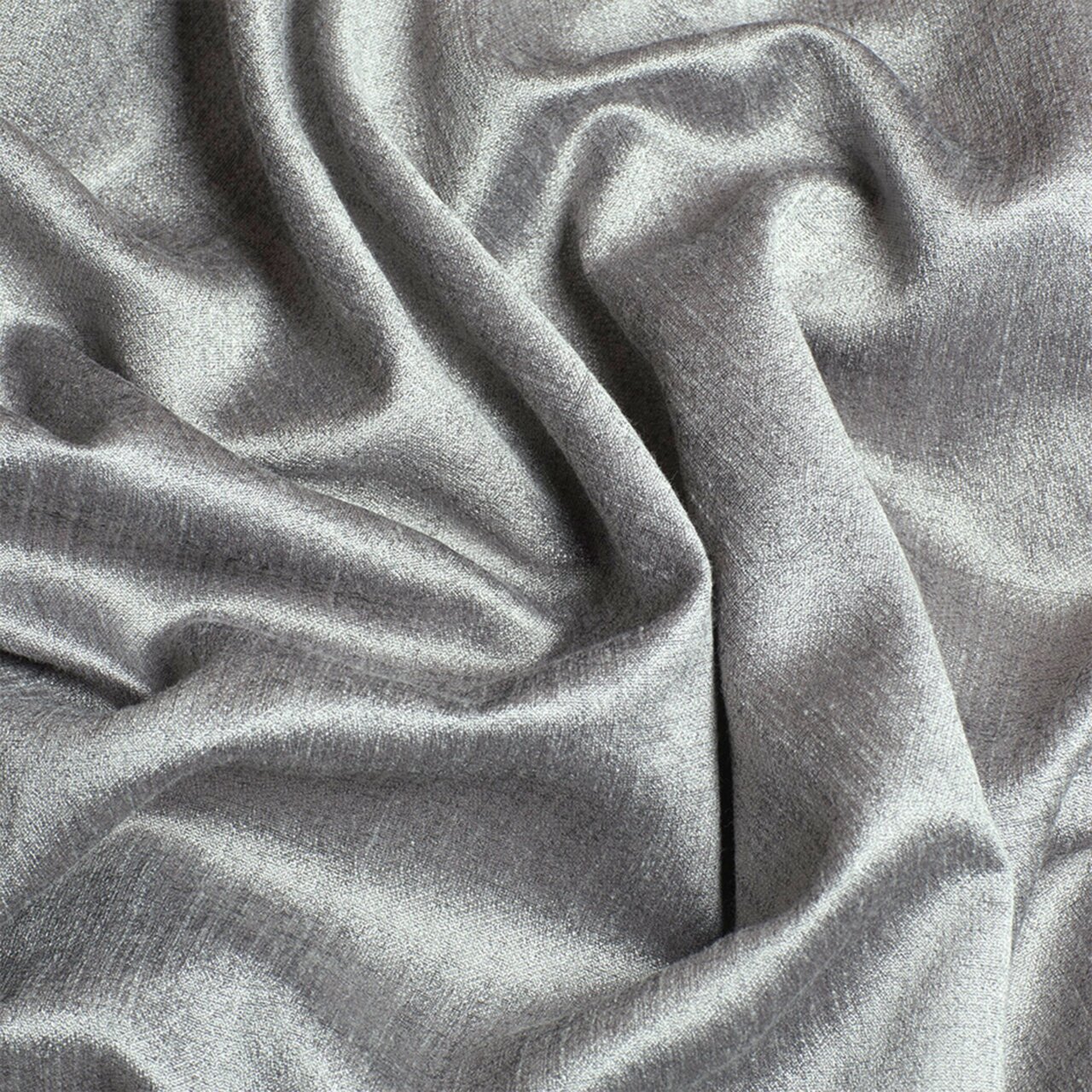 Grauer Ösenvorhang aus strukturiertem Stoff in Nahaufnahme