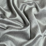 Grauer Ösenvorhang aus strukturiertem Stoff in Nahaufnahme