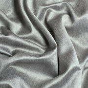 Grauer Ösenvorhang aus strukturiertem Stoff in Nahaufnahme