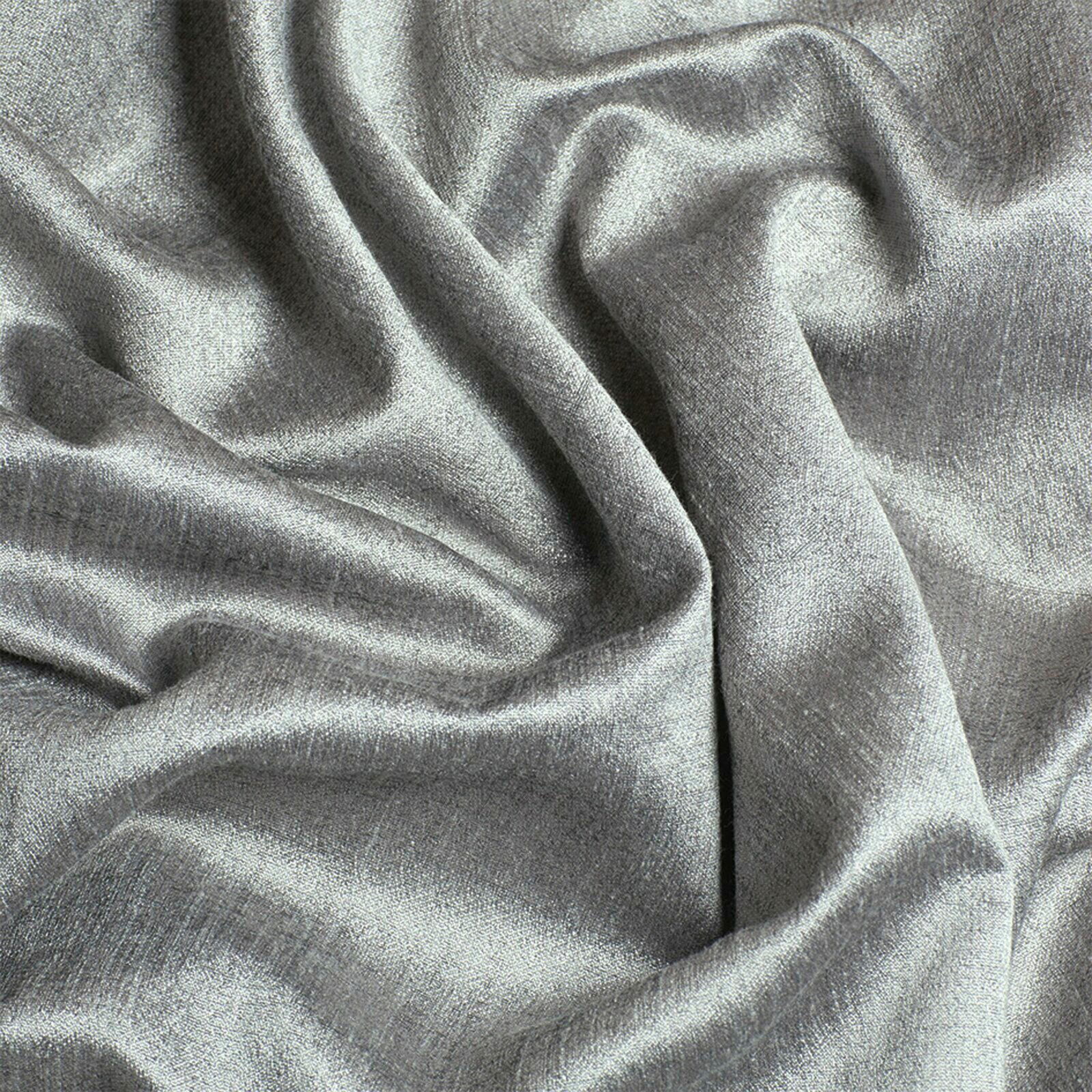 Grauer Ösenvorhang aus strukturiertem Stoff in Nahaufnahme