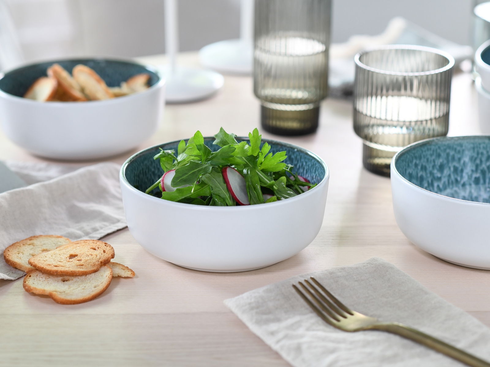 Kombiservice 16-tlg. Eisblau, Schüsseln mit grünem Salat und Radieschen, moderne Gläser im Hintergrund, Draufsicht