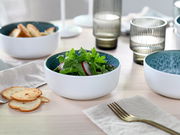 Kombiservice 16-tlg. Eisblau, Schüsseln mit grünem Salat und Radieschen, moderne Gläser im Hintergrund, Draufsicht