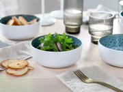 Kombiservice 16-tlg. Eisblau, Schüsseln mit grünem Salat und Radieschen, moderne Gläser im Hintergrund, Draufsicht
