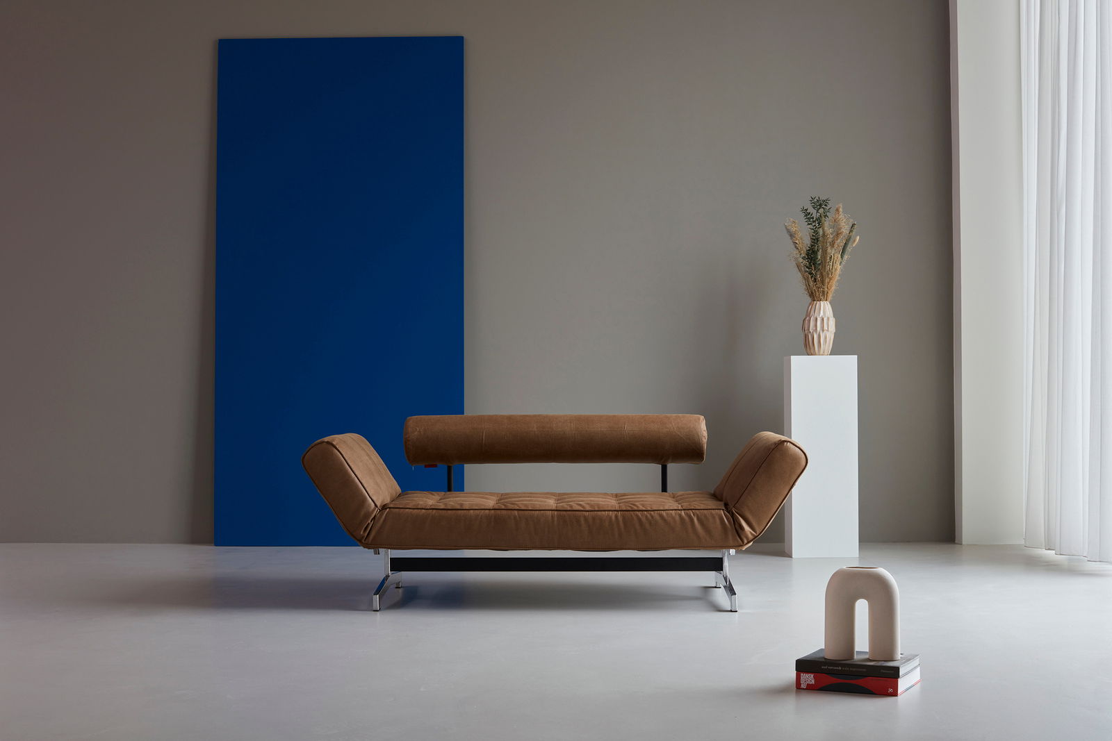 Braunes Funktionssofa GHIA in modernem Raum, seitliche Perspektive