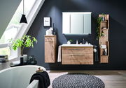 Moderne Badkombination in Holzoptik mit Waschbecken, Spiegel und Stauraum, seitliche Perspektive