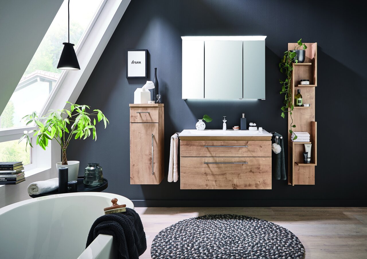 Moderne badkamercombinatie in houtlook met wastafel, spiegel en opbergruimte, zijaanzicht