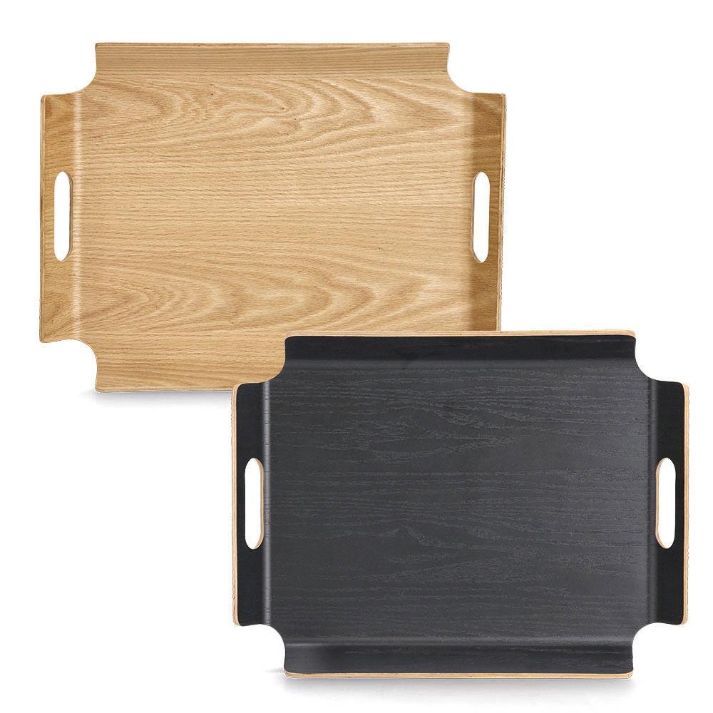 Zwei Serviertabletts aus Holz, eines in natürlicher Holzfarbe und das andere in Schwarz, mit seitlichen Griffen, aus der Vogelperspektive.