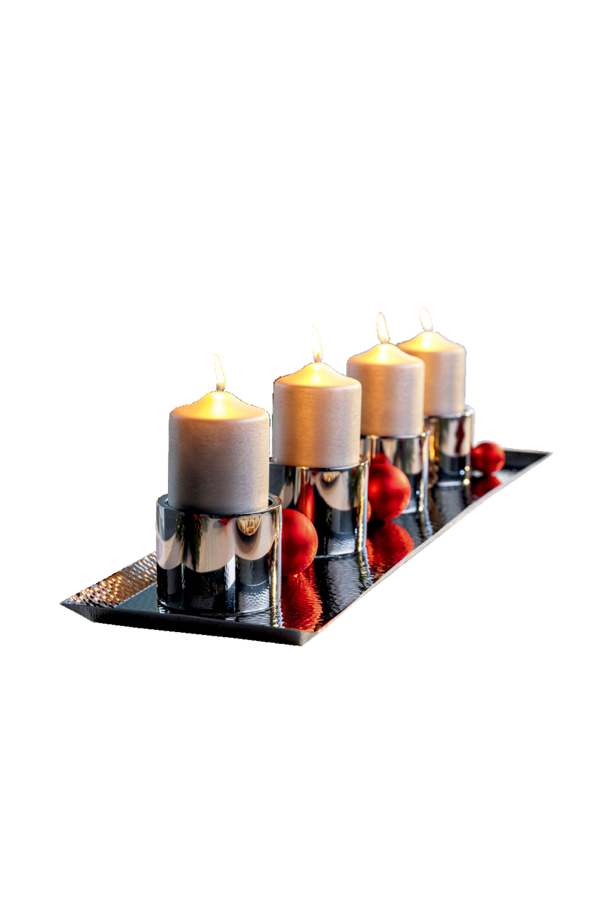 Edelstahl Tablett mit vier brennenden Kerzen und roten Weihnachtskugeln, seitliche Perspektive