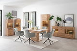 Moderne Wohnzimmermöbel aus Holz mit LED-Beleuchtung, bestehend aus Vitrinen, Sideboard und Esstisch mit grauen Stühlen, aus der Perspektive des Raumes fotografiert.
