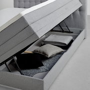 Boxspringbett mit geöffnetem Stauraum, seitliche Perspektive