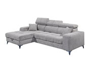 Graues Ecksofa mit verstellbaren Kopfstützen und Kissen, Perspektive von vorne links