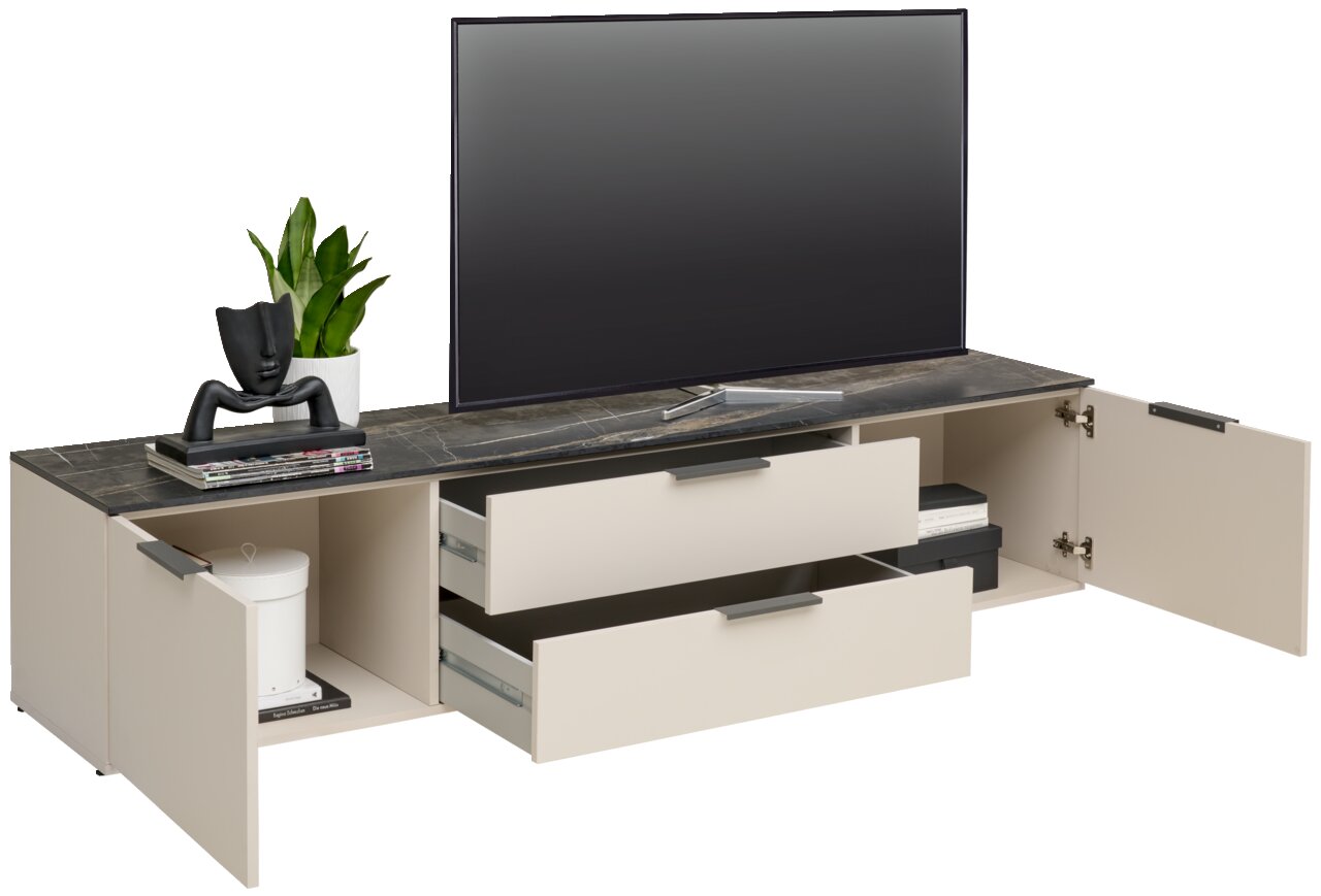 TV-Lowboard mit zwei offenen Schubladen und zwei offenen Türen, darauf ein Fernseher, eine Pflanze und eine Skulptur, Perspektive von vorne