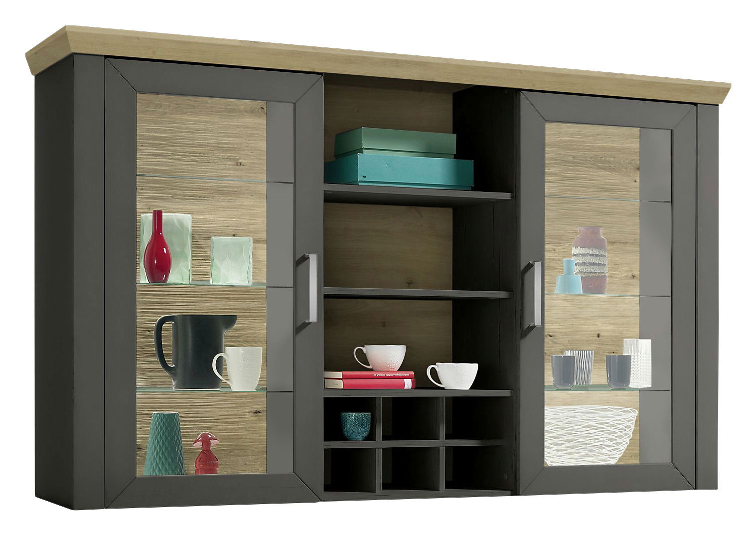 Set one by Musterring Vitrinenaufsatz YORK Vitrinenaufsatz in Frontalansicht mit zwei Glastüren, mehreren Regalböden und dekorativen Objekten.