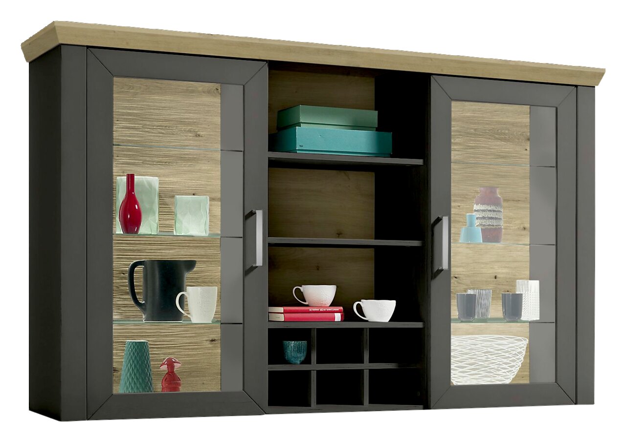 Set one by Musterring Vitrinenaufsatz YORK Vitrinenaufsatz in Frontalansicht mit zwei Glastüren, mehreren Regalböden und dekorativen Objekten.