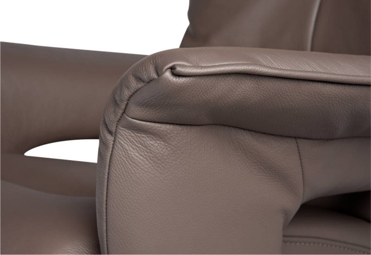 Close-up van een bruine leren fauteuil, met de nadruk op de armleuning.