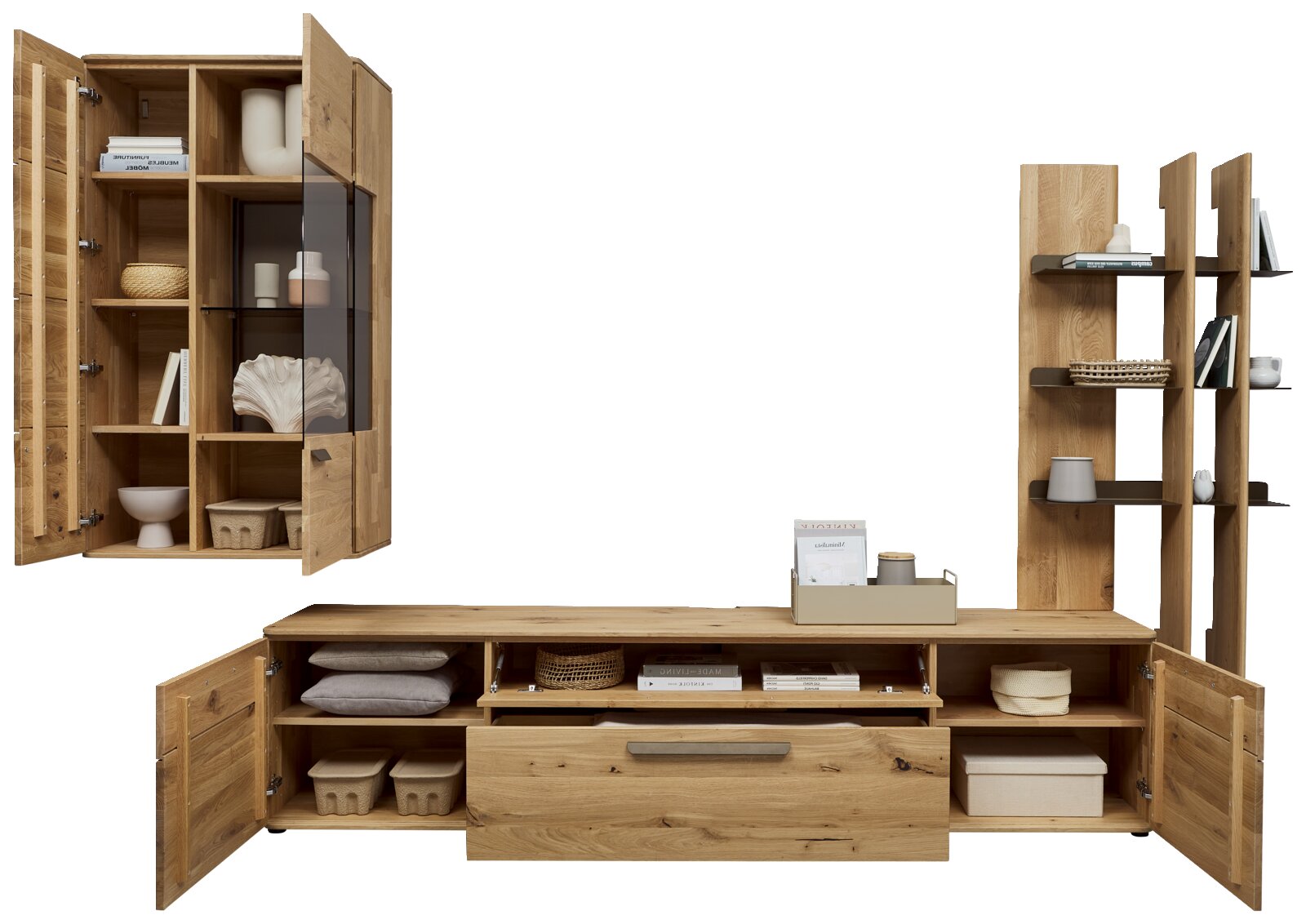 Wohnwand/TV-Lowboard und Hochschrank aus massiver Eiche mit offenen Regalen, Klappen- und Drehtüren sowie Schublade, Türen geöffnet und Fächer sichtbar, Frontansicht auf weißem Hintergrund
