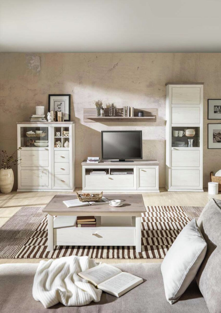 Moderner Couchtisch in heller Holzoptik, zentral im Wohnzimmer platziert, umgeben von stilvollen Möbeln und Dekorationen, aus der Perspektive vom Sofa aus gesehen.