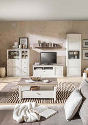 Moderner Couchtisch in heller Holzoptik, zentral im Wohnzimmer platziert, umgeben von stilvollen Möbeln und Dekorationen, aus der Perspektive vom Sofa aus gesehen.