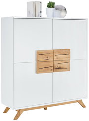 Weißes Highboard mit Holzelementen und Dekorationen auf der Oberseite, seitliche Perspektive