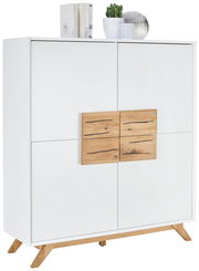 Weißes Highboard mit Holzelementen und Dekorationen auf der Oberseite, seitliche Perspektive
