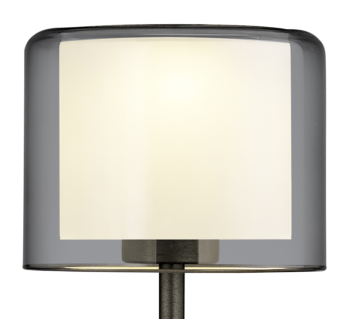 Nahaufnahme der LED-Tischleuchte KLARA mit modernem, zylindrischem Design und sanftem Licht.