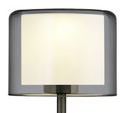 Nahaufnahme der LED-Tischleuchte KLARA mit modernem, zylindrischem Design und sanftem Licht.