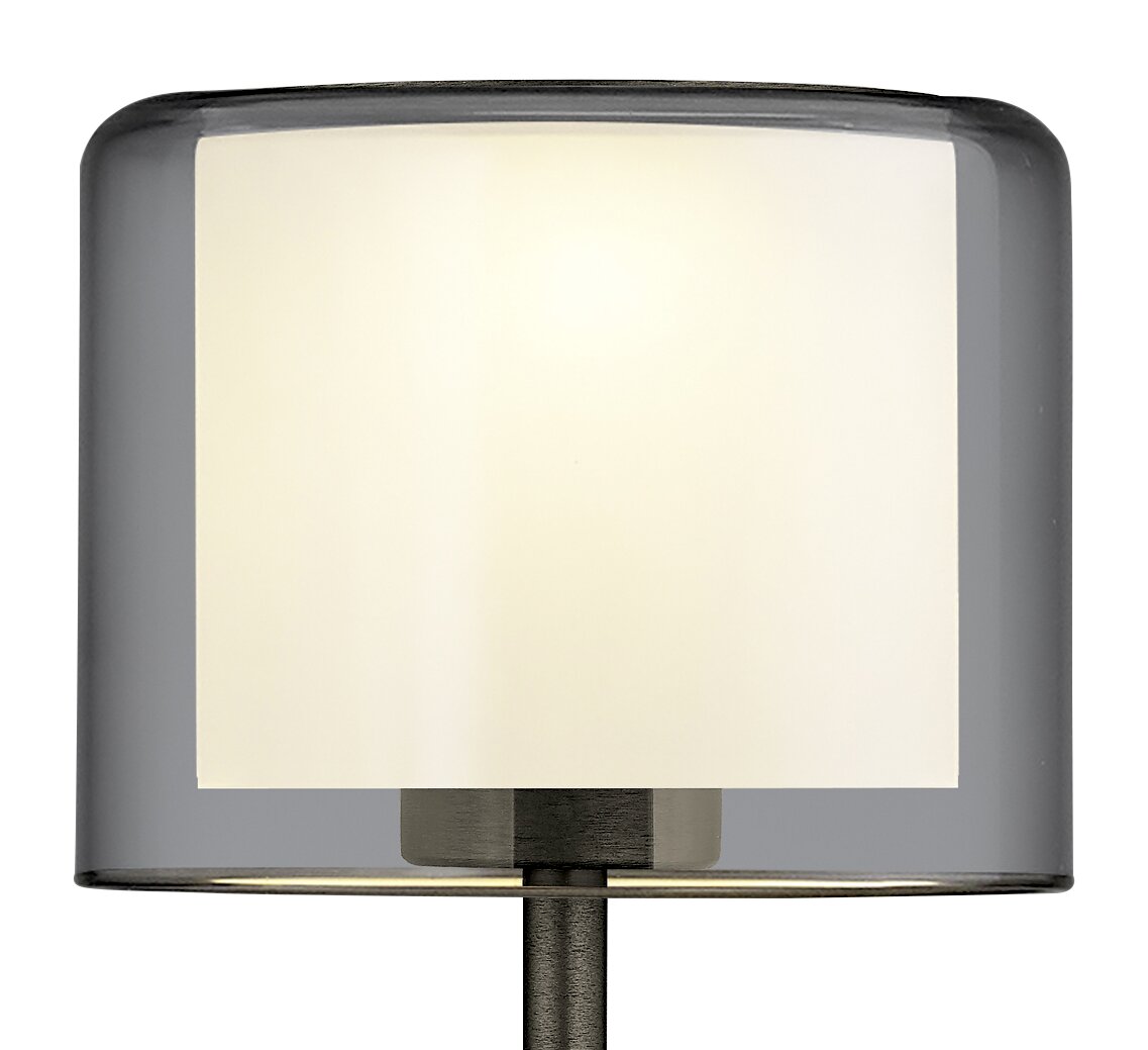 Nahaufnahme der LED-Tischleuchte KLARA mit modernem, zylindrischem Design und sanftem Licht.