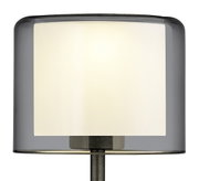 Nahaufnahme der LED-Tischleuchte KLARA mit modernem, zylindrischem Design und sanftem Licht.
