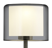 Nahaufnahme der LED-Tischleuchte KLARA mit modernem, zylindrischem Design und sanftem Licht.