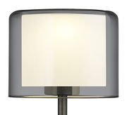 Nahaufnahme der LED-Tischleuchte KLARA mit modernem, zylindrischem Design und sanftem Licht.