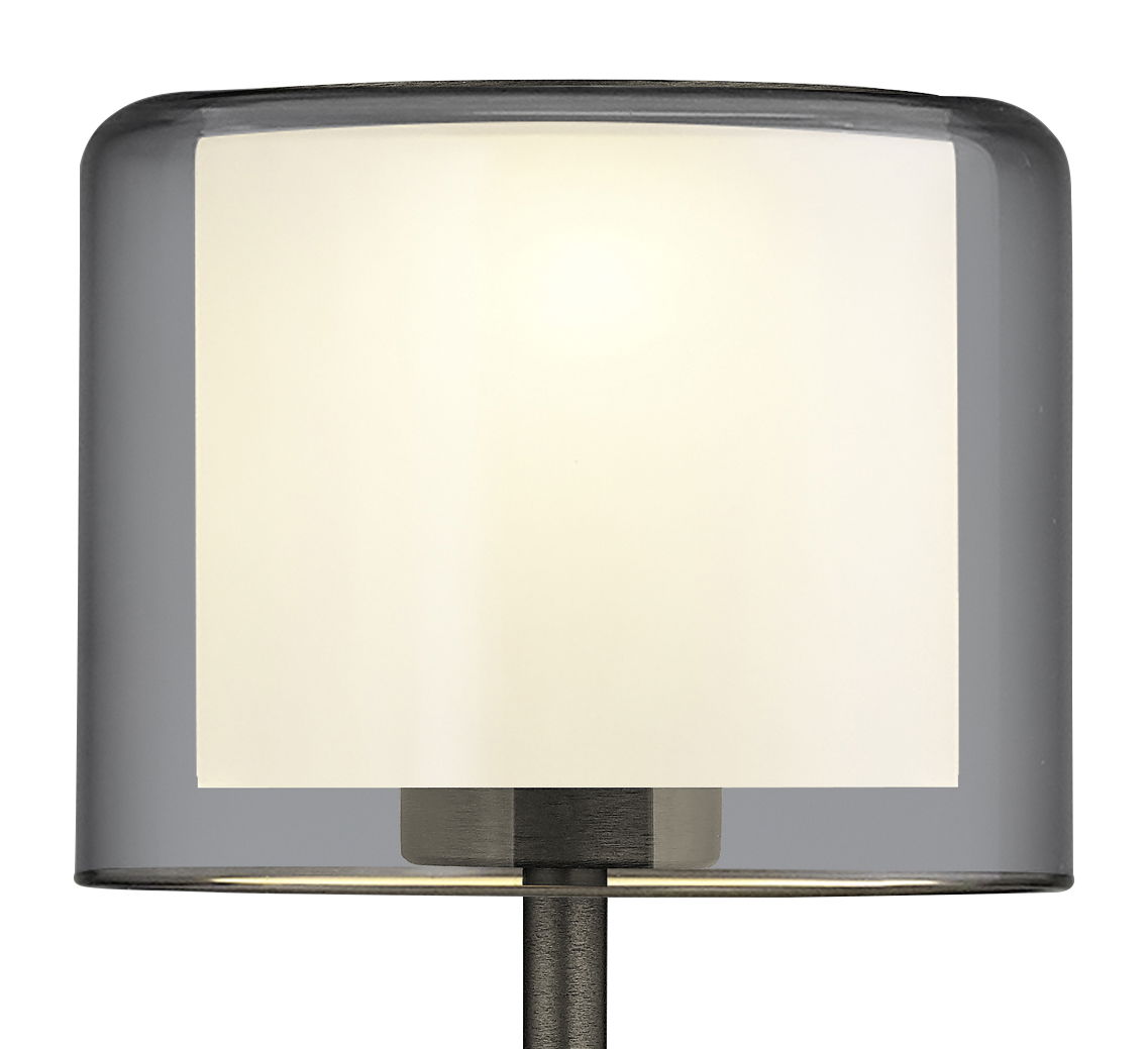 Hell LED Tischleuchte KLARA Nahaufnahme der LED-Tischleuchte KLARA mit modernem, zylindrischem Design und sanftem Licht.