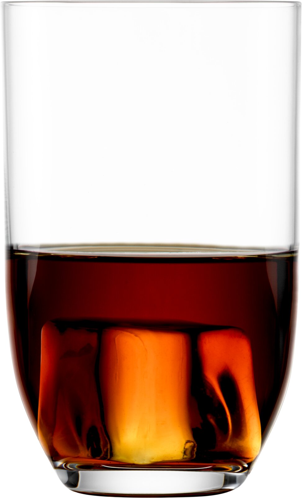 Frontale Nahaufnahme eines klaren Tumbler-Glases mit dunkelbraunem Getränk und großen Eiswürfeln, freigestellt auf weißem Hintergrund.